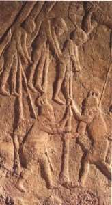 Impalamento dei nemici da parte degli Assiri, dettaglio tratto da un rilievo conservato al British Museum - Immagine in pubblico dominio, fonte Wikipedia