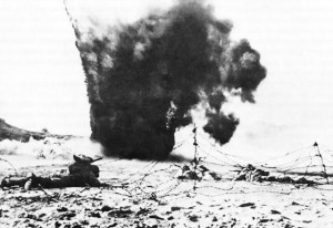 Prepazione inglese all'invasione della Normandia svolto con fuoco d'artiglieria vero - Immagine in pubblico dominio, fonte Wikipedia