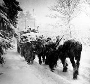 Truppe della 82nd Airborne division americana avanzano in una tormenta durante la battaglia delle Ardenne - immagine in pubblico dominio, fonte Wikipedia