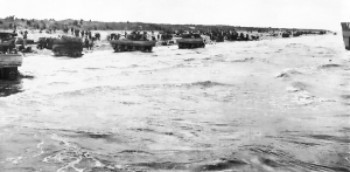 DD Tanks sulla spiaggia Utah durante lo sbarco in Normandia - immagine in pubblico dominio, fonte Wikipedia