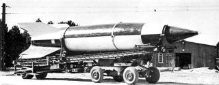 Un razzo V-2 trasportato sull'apposito carrello denominato "Meillerwagen"