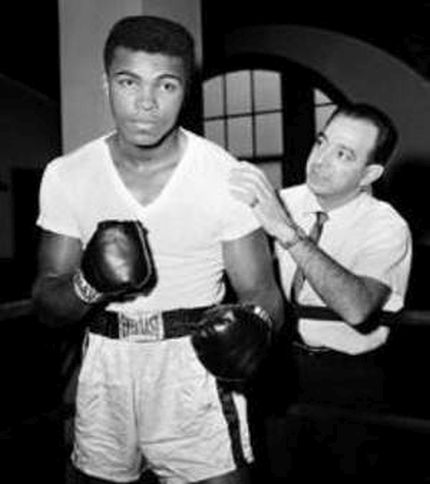 Cassius Clay con Angelo Dundee - Immagine dal web utilizzata con finalità di critica o discussione ex articolo 70 comma 1 della legge 22 aprile 1941 n. 633