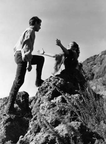 Un fotogramma tratto dal film "Cime tempestose" del 1939 rappresentante i tragici protagonisti Catherine e Heathcliff - Immagine in pubblico dominio, fonte Europeana