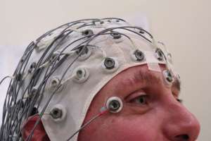 Cappuccio a elettrodi per la rilevazione del neurofeedback, immagine rilasciata sotto licenza Creative Commons Attribution 2.0 Generic, fonte Wikipedia, utente Chris Hope