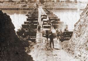 Camion egiziani attraversano il canale di Suez su un punte di barche durante la guerra dello Yom Kippur, fonte Wikimedia Commons, immagine in pubblico dominio