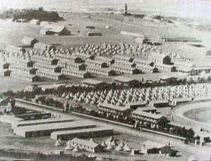 Il campo di transito di Green Point presso Città del capo durante la guerra boera, immagine rilasciata in pubblico dominio, fonte Wikimedia Commons, utente Soerfm Il campo di transito di Green Point presso Città del capo durante la guerra boera, immagine rilasciata in pubblico dominio, fonte Wikimedia Commons, utente Soerfm