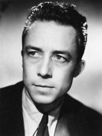 Albert Camus, fotoritratto Studio Harcourt, 1945 - Immagine in pubblico dominio, fonte Wikimedia Commons, utente Racconish