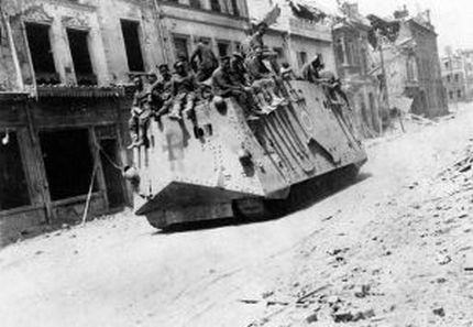 Carro armato tedesco A7V - Immagine rilasciata sotto licenza  Creative Commons Attribuzione-Condividi allo stesso modo 3.0 Germania, fonte Wikimedia Commons - Bundesarchiv, Bild 183-P1013-316 / CC-BY-SA