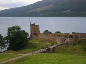 Il castello di Urquhart sul Loch Ness da cui prende il nome l'omonima operazione scientifica. - immagine rilasciata sotto licenza Creative Commons Attribution-Share Alike 3.0 Unported - Fonte Wikimedia Commons, utente Imamon