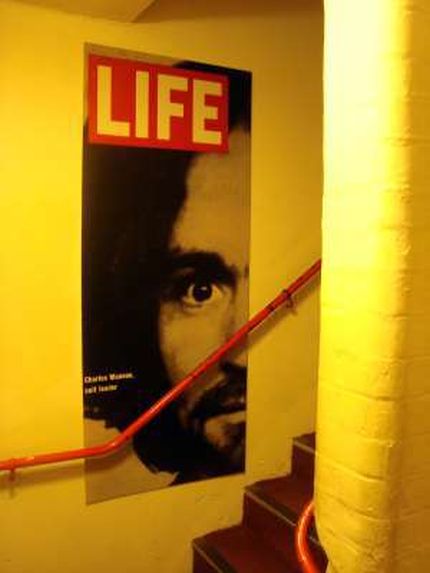 La personalità carismatica di Charles Manson lo trasformò in un'icona criminale, tanto da meritarsi la copertina del Life magazine, qui riprodotta in una gigantografia - Immagine rilasciata sotto licenza Creative Commons Attribution 2.0 Generic, utente Radio Saigon, fonte Flickr e Wikimedia Commons