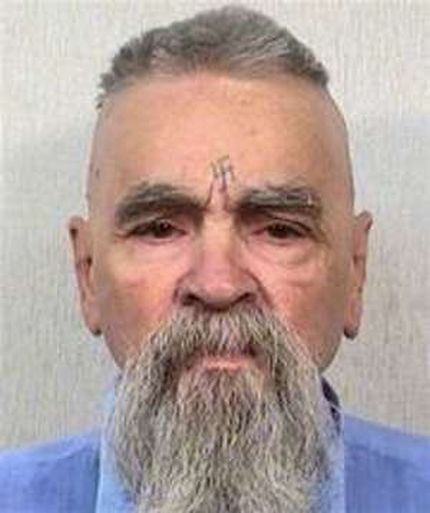 Charles Manson nel 2014, a ottant'anni, possiede ancora un misterioso fascino capace di convincere una giovane donna ventiseienne a sposarlo - Immagine in pubblico dominio, autore California Department of Corrections and Rehabilitation, fonte Wikimedia Commons