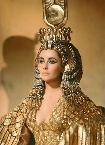 Le più belle attrici di Hollywood hanno impersonato Cleopatra al cinema. Qui Elizabeth Taylor nel film del 1963 - Immagine utilizzata per uso di critica o di discussione ex articolo 70 comma 1 della legge 22 aprile 1941 n. 633, fonte Internet