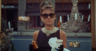 La grande attrice Audrey Hepburn nella scena culto di " Colazione da Tiffany" - Immagine utilizzata per uso di critica o di discussione ex articolo 70 comma 1 della legge 22 aprile 1941 n. 633, fonte Internet