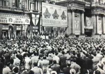 La partecipazione popolare alla campagna elettorale del 1948 fu molto elevata, sia per la Democrazia Cristiana sia per il Partito Comunista - Immagine in pubblico dominio, fonte Wikimedia Commons, utente Londinese La partecipazione popolare alla campagna elettorale del 1948 fu molto elevata, sia per la Democrazia Cristiana sia per il Partito Comunista - Immagine in pubblico dominio, fonte Wikimedia Commons, utente Londinese