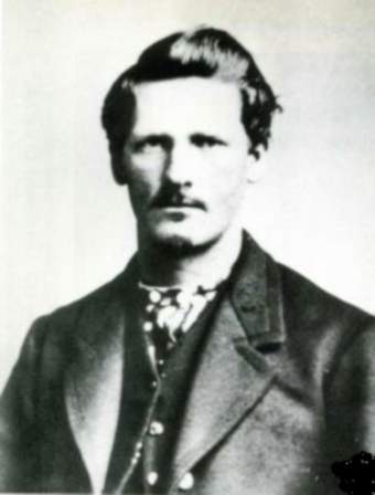 Wyatt Earp, che con il suo desiderio di far carriera nelle forze dell'ordine probabilmente scatenò la sparatoria all'O.K. Corral - Immagine in pubblico dominio, fonte Wikimedia Commons