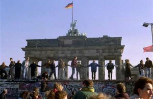 Danza popolare di giubilo sul muro che divideva Berlino, immagine in pubblico dominio, fonte Wikipedia