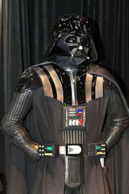 Costume di Darth Fener, immagine rilasciata sotto licenza Creative Commons Attribuzione 2.0 Generico, fonte Wikipedia, utente AdamBMorgan Costume di Darth Fener, immagine rilasciata sotto licenza Creative Commons Attribuzione 2.0 Generico, fonte Wikipedia, utente AdamBMorgan