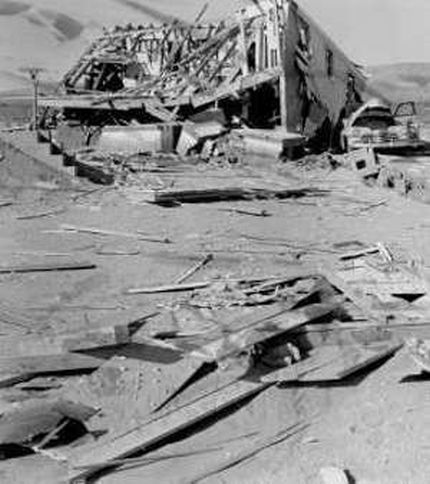 Danni inferti ad abitazioni civili dall'onda d'urto di una bomba nucleare durante test statunitensi, immagine rilasciata in pubblico dominio, fonte Wikimedia Commons, utente Fastfission~commonswiki Danni inferti ad abitazioni civili dall'onda d'urto di una bomba nucleare durante test statunitensi, immagine rilasciata in pubblico dominio, fonte Wikimedia Commons, utente Fastfission~commonswiki