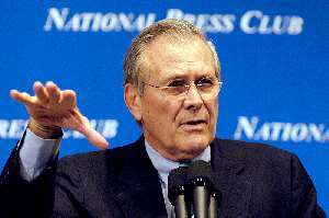 Il già Segretario per la Difesa statunistense Donald H. Rumsfeld, immagine in pubblico dominio, fonte Wikimedia Commons, autore Chad J. McNeeley