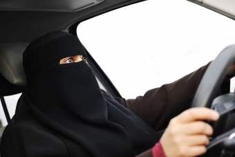Donna alla guida in Arabia Saudita - Immagine utilizzata per uso di critica o di discussione ex articolo 70 comma 1 della legge 22 aprile 1941 n. 633, fonte Internet