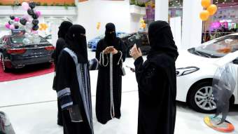 Donne saudite in una concessionaria d'auto - Immagine utilizzata per uso di critica o di discussione ex articolo 70 comma 1 della legge 22 aprile 1941 n. 633, fonte Internet