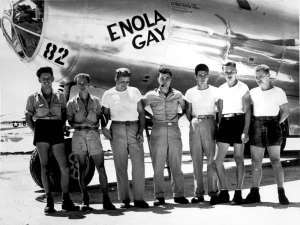 L'equipaggio del bombardiere Enola Gay, fonte Wikimedia Commons, immagine in pubblico dominio