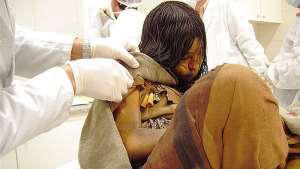 Esame di laboratorio su una mummia di Llullaillaco, immagine rilasciata sotto licenza Creative Commons Attribuzione 2.0 Generico, fonte Wikipedia, utente Bumicala