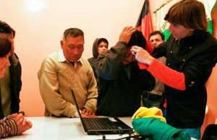 Sperimentazione di protesi Eyeborg per non vedenti in Ecuador, immagine rilasciata sotto licenza Creative Commons Attribuzione-Condividi allo stesso modo 3.0 Unported, fonte Wikipedia, utente Pinkstrikes Sperimentazione di protesi Eyeborg per non vedenti in Ecuador, immagine rilasciata sotto licenza Creative Commons Attribuzione-Condividi allo stesso modo 3.0 Unported, fonte Wikipedia, utente Pinkstrikes