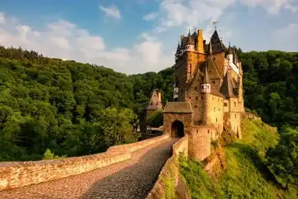 Burg Eltz in Germania - Immagine utilizzata per uso di critica o di discussione ex articolo 70 comma 1 della legge 22 aprile 1941 n. 633, fonte Internet