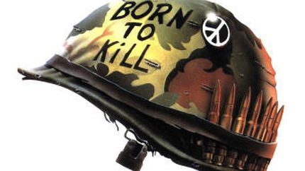 L'elmetto di "Full Metal Jacket" racchiude in sé una forza inesplicabile su cosa si crede sia la guerra - Immagine utilizzata per uso di critica o di discussione ex articolo 70 comma 1 della legge 22 aprile 1941 n. 633, fonte Internet