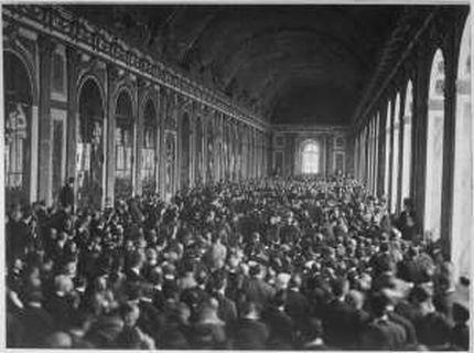 Firma della Pace di Versailles al Palace des Glaces, fonte Wikimedia Commons, immagine in pubblico dominio, utente US National Archives bot