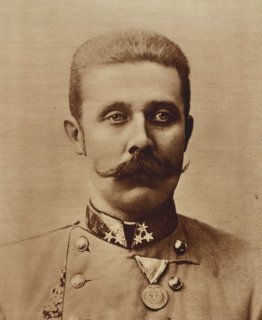 Il Kronprinz - principe ereditario - austriaco Francesco Ferdinando. Il suo assassinio a Sarajevo scatenò una serie di eventi che avrebbe condotto alla Prima Guerra Mondiale. Immagine in pubblico dominio, fonte Wikipedia