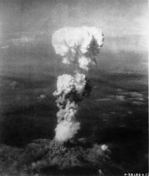 Il tristemente famoso "fungo atomico" causato dall'esplosione della prima bomba atomica sulla città giapponese di Hiroshima, fonte Wikimedia Commons, immagine rilasciata come Creative Commons Public Domain Mark