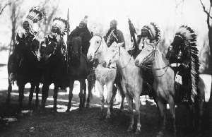 Geronimo insieme ad altri capi indiani, immagine utilizzata per uso di critica o di discussione ex articolo 70 comma 1 della legge 22 aprile 1941 n. 633