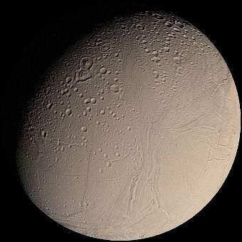 Encelado, luna di Saturno, fotografata dalla sonda Voyager 2