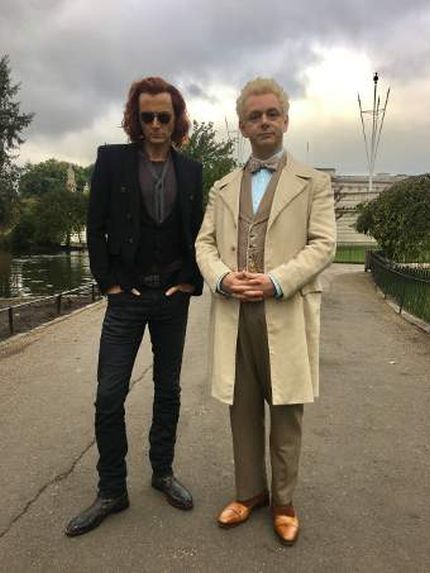 David Tennat e Michael Sheen nei panni dei protagonisti di "Buona apocalisse a tutti!" - Immagine utilizzata per uso di critica o di discussione ex articolo 70 comma 1 della legge 22 aprile 1941 n. 633, fonte Internet