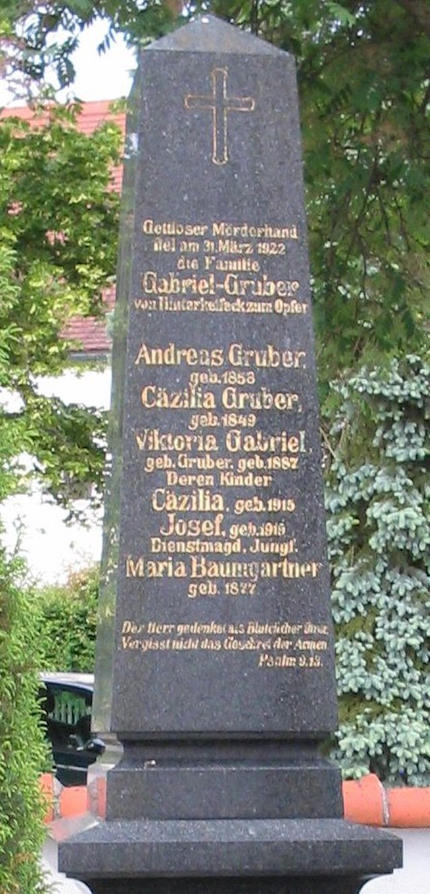 Lapide commemorativa per le vittime degli omicidi di Hinterkaifeck - Immagine rilasciata sotto licenza Creative Commons Attribution-Share Alike 3.0 Unported, fonte Wikimedia Commons, utente Magnus Manske