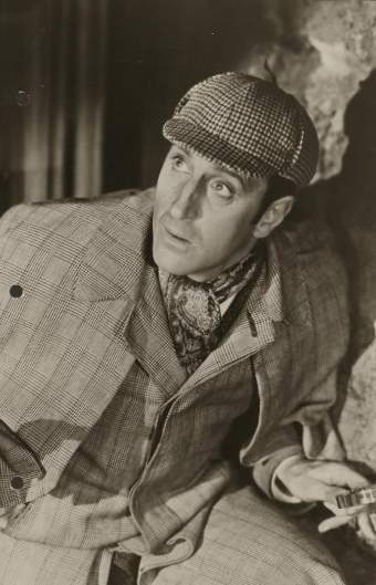 Basil Rathbone, attore che rese popolare Sherlock Holmes grazie alle sue rappresentazioni cinematografiche negli anni '30 del XX secolo - Immagine in pubblico dominio, fonte Wikipedia.