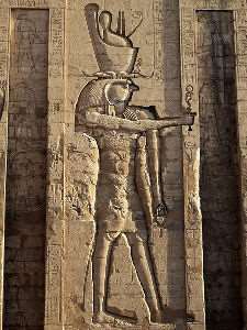 Il Dio egizio Horus, rilievo sulla torre destra dei piloni del tempio di Edfu in Egitto - Immagine licenziata sotto Creative Commons Attribution-Share Alike 3.0 Unported, utente Oltau, fonte Wikimedia Commons