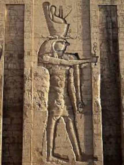 Il Dio egizio Horus, rilievo sulla torre destra dei piloni del tempio di Edfu in Egitto - Immagine licenziata sotto Creative Commons Attribution-Share Alike 3.0 Unported, utente Oltau, fonte Wikimedia Commons