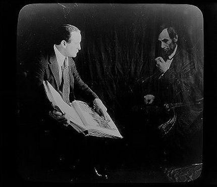 Houdini in compagnia del fantasma del presidente americano Lincoln. Il noto prestigiatore produsse questa doppia esposizione fotografia per dimostrare come fosse semplice creare con tecniche moderne "prove" dell'esistenza di fantasmi e altri esseri sovrannaturali. La collaborazione tra professionisti della magia spettacolare e la Society for Psychical Research permise di smascherare i trucchi di molti medium dediti alla truffa. - Immagine in pubblico dominio, fonte Wikimedia commons