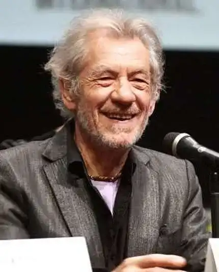 L'attore Ian McKellen, immagine rilasciata sotto licenza Creative Commons Attribution-Share Alike 3.0 Generic, fonte Wikimedia Commons, autore Gage Skidmore