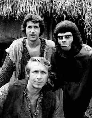 Attori della serie TV "Il pianeta delle scimmie" del 1974, immagine rilasciata in pubblico dominio, fonte Wikimedia Commons, utente We hope