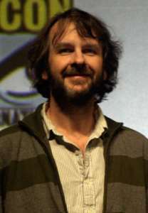 Peter Jackson, regista, sceneggiatore e produttore della saga cinematografica de "Lo Hobbit", immagine rilasciata sotto licenza  Creative Commons Attribuzione 2.0 Generico, fonte Wikimedia Commons, autore Natasha Baucas
