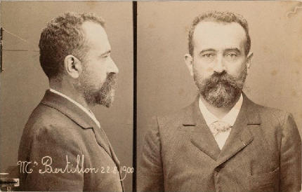 Louis-Alphonse Bertillon in una fotografia segnaletica usata per il suo metodo antropometrico - Immagine in pubblico dominio, fonte Wikimedia Commons, utente OxIxO