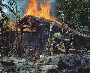 Incendio di un campo base Vietcong - Immagine in pubblico dominio, fonte Wikipedia