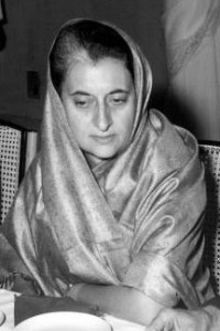 L'immagine di donna decisa, severa e, in definitiva, sola che Indira Gandhi diede di sé nella sua esperienza pubblica non corrispose affatto alla realtà della vita privata, allietata dall'amore dei due figli - immagine in pubblico dominio, fonte Wikipedia