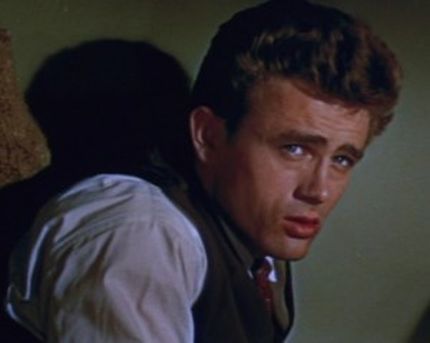 James Dean nel film East of Eden. La sua imitazione, nell'aspetto e nel comportamento, da parte di Charles Starkweather fu un elemento ulteriore di apprensione per l'opinione pubblica - Immagine in pubblico dominio, fonte Wiki Commons