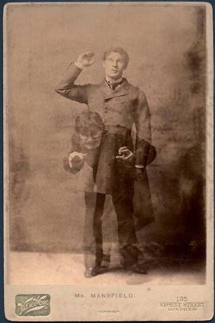 Il noto attore teatrale Richard Mansfield in una sovrapposizione fotografica del dottor Jekill e Mr Hyde - Immagine in pubblico dominio, fonte Wikimedia Commons Il noto attore teatrale Richard Mansfield in una sovrapposizione fotografica del dottor Jekyll e Mr Hyde - Immagine in pubblico dominio, fonte Wikimedia Commons
