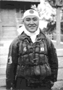 L'ufficiale giapponese Kiyoshi Ogawa, il kamikaze che si schiantò sulla portaerei americana Bunker Hill l'11 maggio 1945 - immagine in pubblico dominio secondo la legge del''Impero del Giappone, fonte Wikipedia